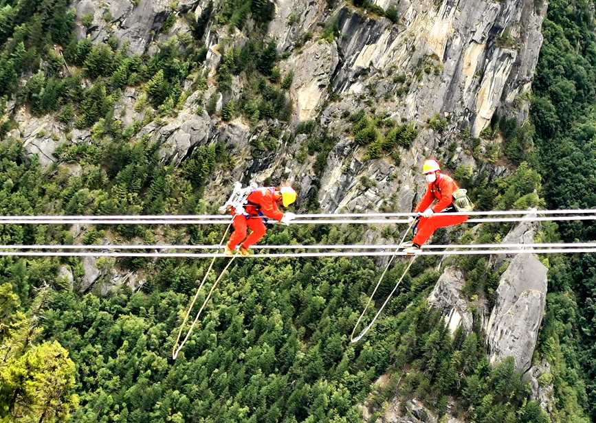 9月15日，電力檢修人員開展左波線米堆冰川段導(dǎo)線扭絞處理走線作業(yè)。旦尼攝