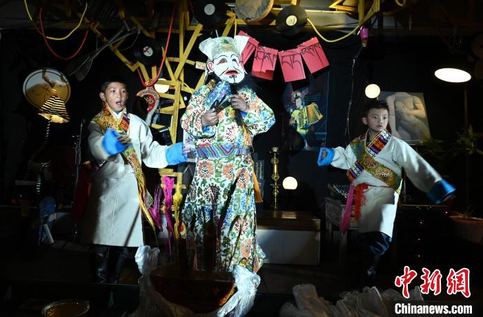 圖為由少兒表演的藏戲在公開場合演出。資料圖 趙朗 攝