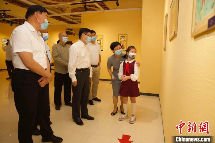 圖為與會嘉賓與入選畫作的“小作者”們一同觀展?！≈袊貙W(xué)研究中心供圖