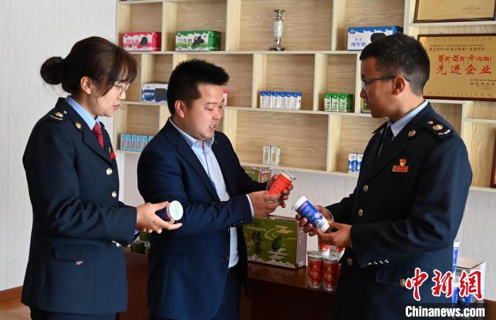 圖為林芝稅務(wù)部門上門了解企業(yè)情況，并宣講稅收政策。資料圖 趙朗 攝