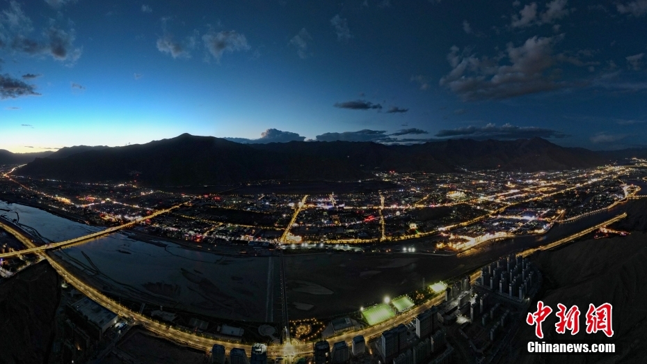 資料圖為2020年6月10日，拉薩城市入夜，燈光點亮高原古城夜色。（無人機畫面） <a target='_blank' href='/'><p  align=