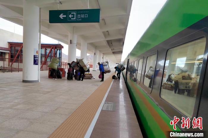 乘客乘復(fù)工專列抵達(dá)日喀則?！±_車務(wù)段 供圖