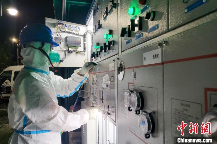 西藏電力部門順利完成方艙醫(yī)院供電設(shè)備安全可靠接入?！⊥醮箫w 攝