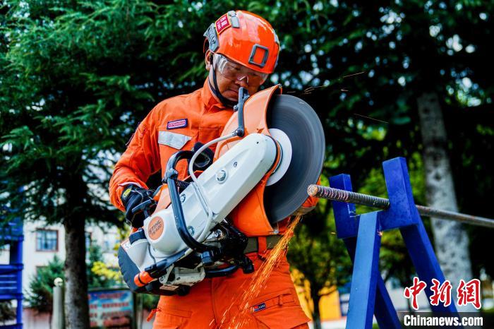 西藏林芝森林消防年度綜合救援技能大練兵活動(dòng)現(xiàn)場(chǎng)?！『罱?攝