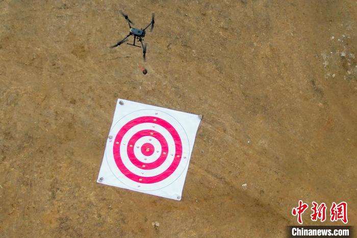 圖為消防員利用無人機(jī)空投滅火彈?！钣例?攝