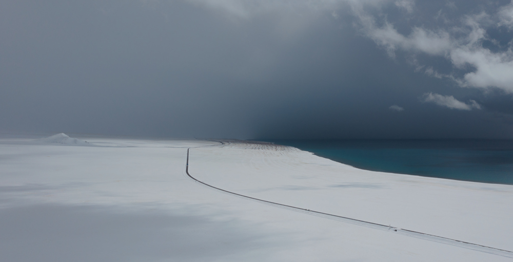 西藏阿里地區(qū)改則縣迎來初雪，銀裝素裹，美如畫卷。