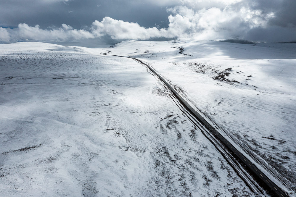 西藏阿里地區(qū)改則縣迎來初雪，銀裝素裹，美如畫卷。