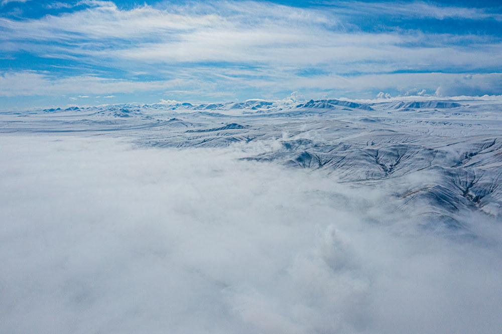 西藏阿里地區(qū)改則縣迎來初雪，銀裝素裹，美如畫卷。