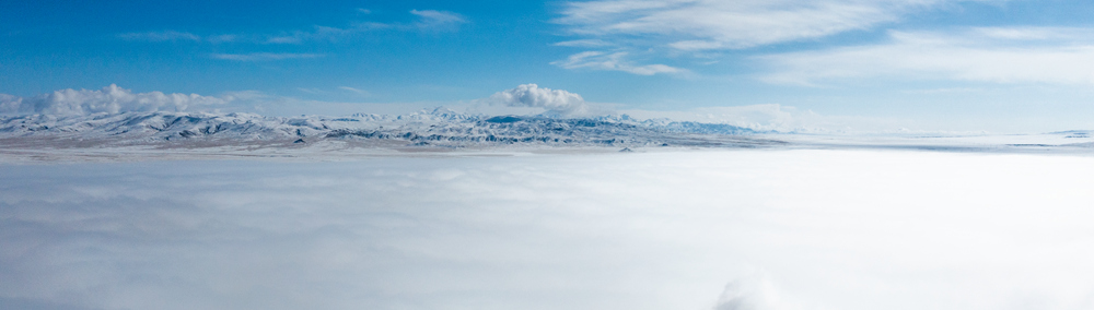 西藏阿里地區(qū)改則縣迎來初雪，銀裝素裹，美如畫卷。