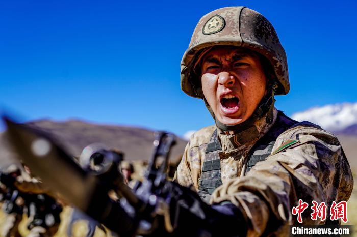 官兵正在進行刺殺操訓練?！∥鞑厣侥宪姺謪^(qū)某團供圖