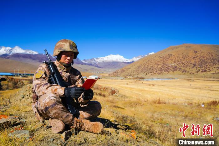 戰(zhàn)士正在品讀該團制作下發(fā)的二十大報告內(nèi)容匯編“口袋書” 。　西藏山南軍分區(qū)某團供圖