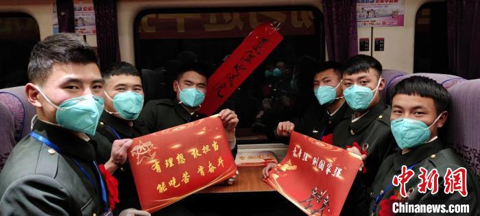 退伍老兵在退伍專列上合影留念。　西藏山南軍分區(qū)某團供圖