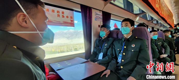 退伍老兵乘坐在退伍專列?！∥鞑厣侥宪姺謪^(qū)某團供圖