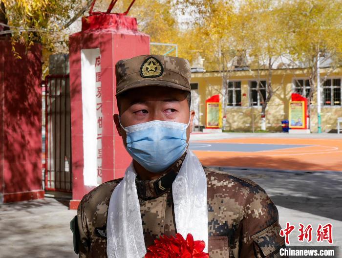 圖為什布奇邊防連退伍老兵臨別前再看一眼連隊。　劉曉東 攝