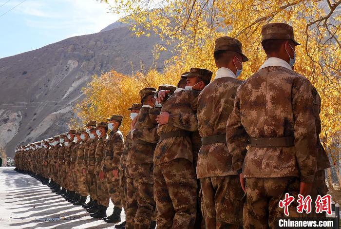 圖為什布奇邊防連退伍老兵與戰(zhàn)友相擁而泣，依依惜別?！⌒觳?攝