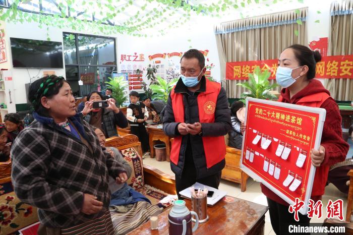 圖為瓊結(jié)縣村民參與問答?！愔闈扇?攝