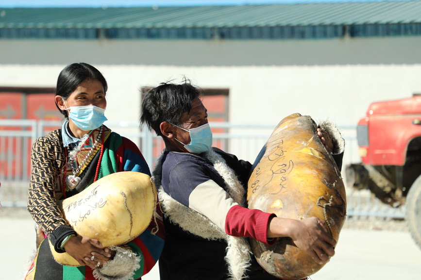 茶措村牧區(qū)改革合作社酥油分紅現(xiàn)場。索朗仁青 攝