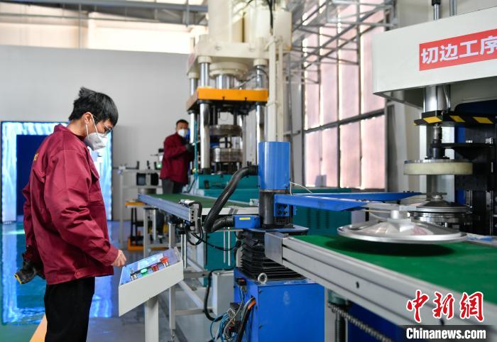 圖為炊具生產(chǎn)線?！∝暩聛?lái)松 攝