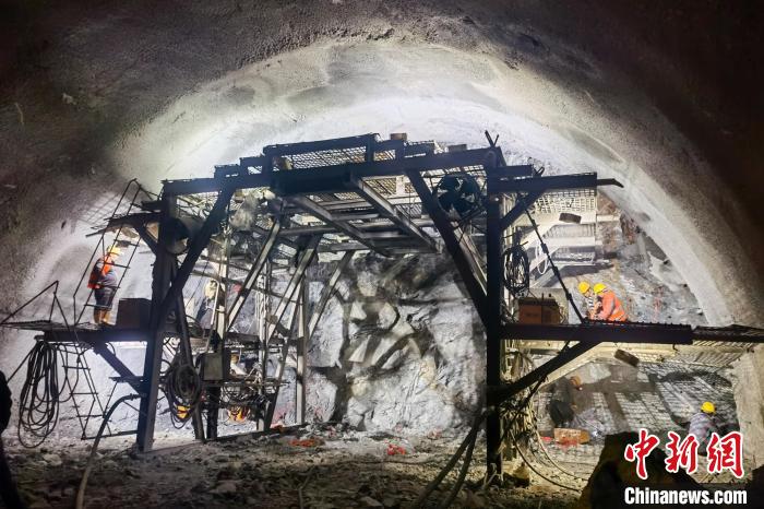 資料圖為隧道施工掘進(jìn)過程中?！∥鞑刈灾螀^(qū)交通運(yùn)輸廳 供圖