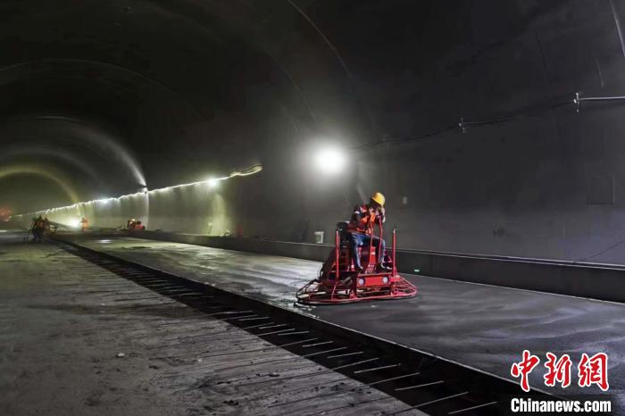 圖為隧道施工現(xiàn)場(chǎng)。　西藏自治區(qū)交通運(yùn)輸廳 供圖