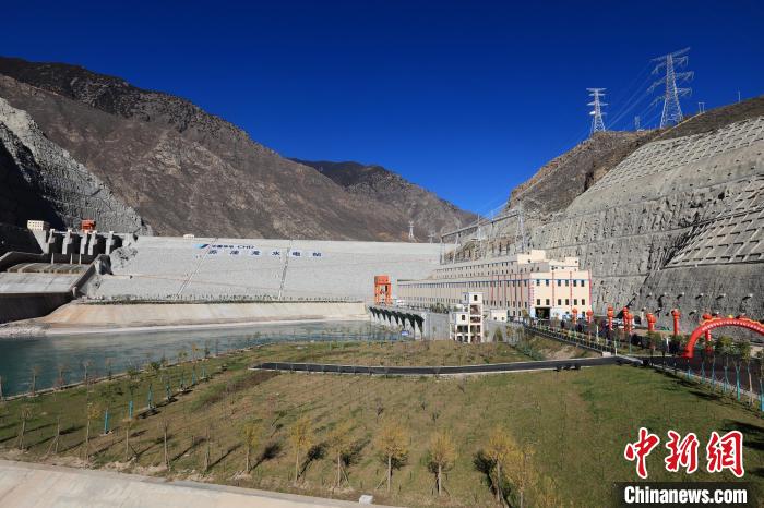 圖為金沙江上游蘇洼龍水電站?！⊥趵?攝