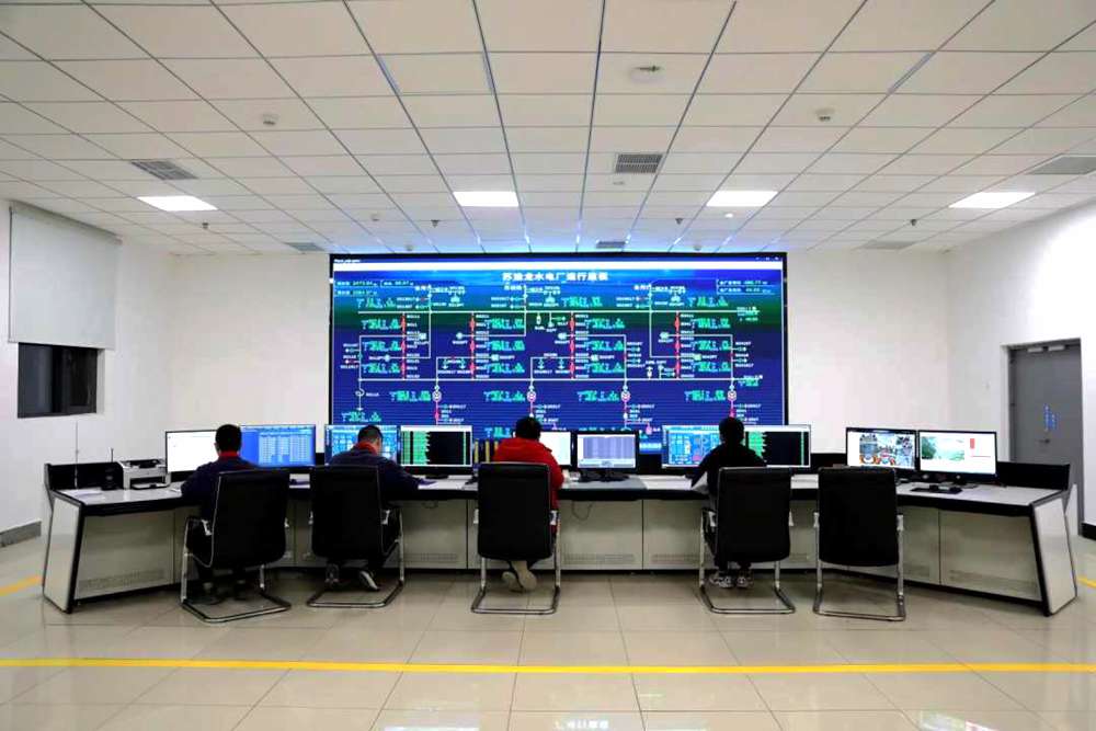 對大壩填筑碾壓進(jìn)行實時全過程監(jiān)控。吳雛音 攝