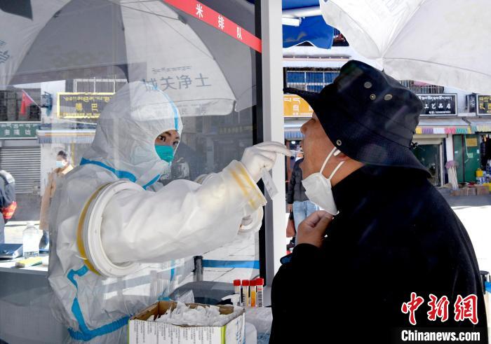 12月7日，拉薩市民正在進(jìn)行核酸檢測(cè)?！±盍?攝
