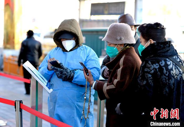 12月7日，拉薩市民掃碼進(jìn)入銀行辦理業(yè)務(wù)?！±盍?攝