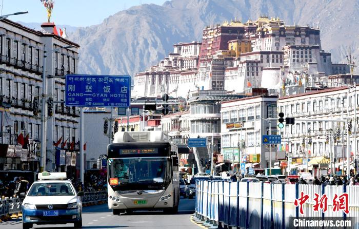 12月7日，一輛公交車(chē)從拉薩市城關(guān)區(qū)北京東路駛過(guò)?！±盍?攝