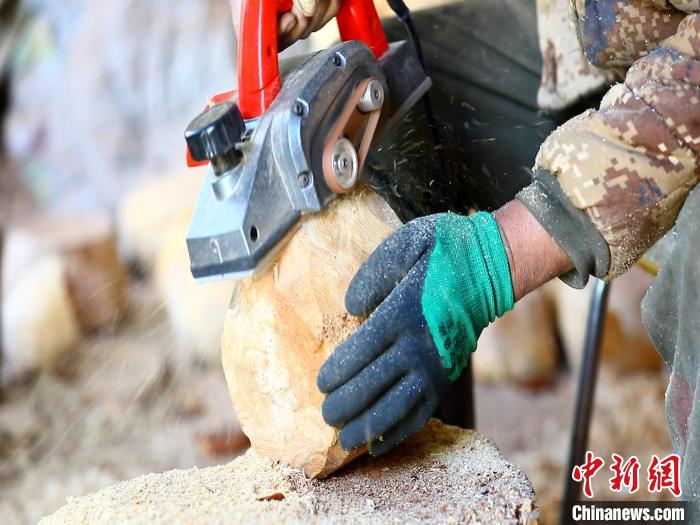 圖為手工藝人正在制作木碗?！〉录?　攝