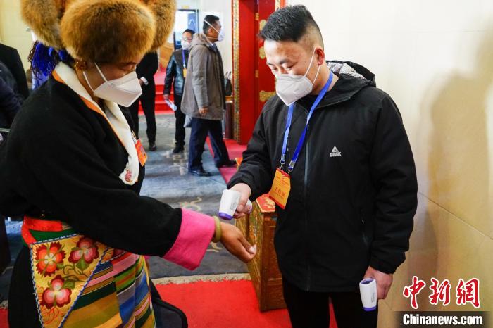 政協(xié)委員測體溫后入場?！〗w波 攝