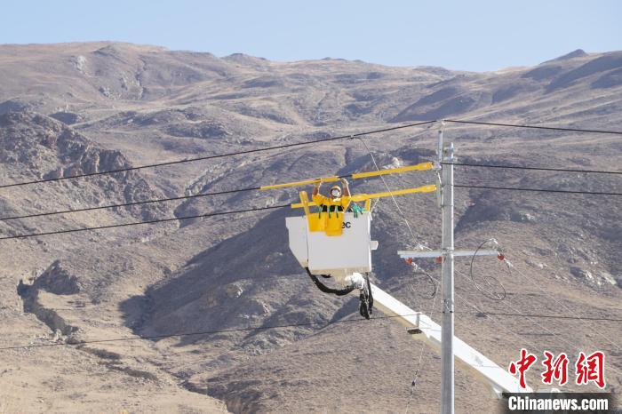 圖為11月9日，國(guó)網(wǎng)山南供電公司工作人員進(jìn)行搭火工作?！「裆?攝