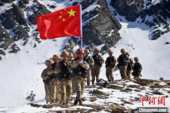 官兵們在巡邊途中。　曾厚望 攝