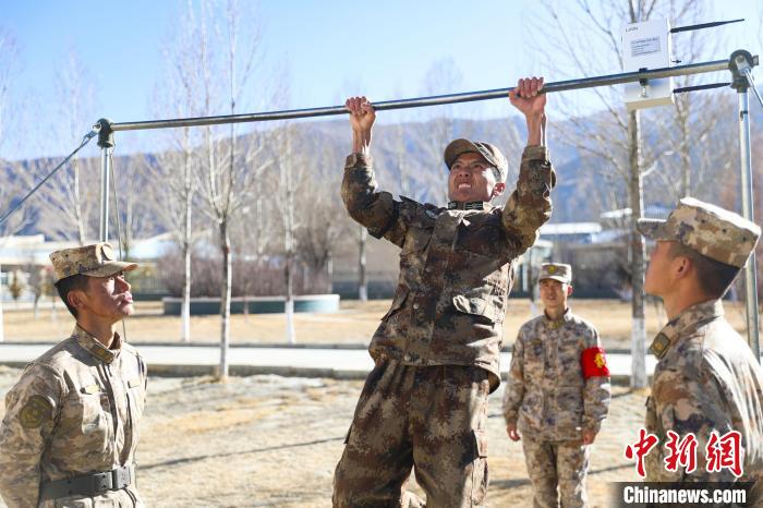 單杠引體向上現(xiàn)場，選手竭盡全力突破自我?！敲衫?攝