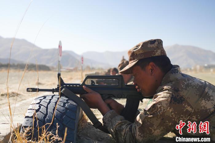 參賽民兵在進(jìn)行瞄準(zhǔn)?！敲衫?攝