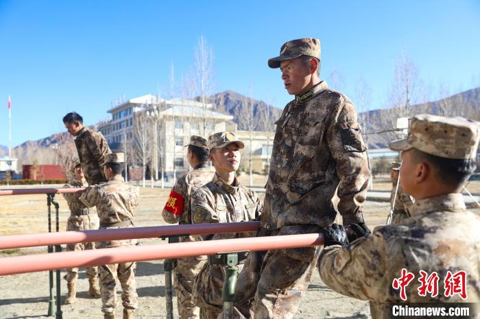 雙杠臂屈伸項(xiàng)目競賽現(xiàn)場。　吳蒙昆 攝