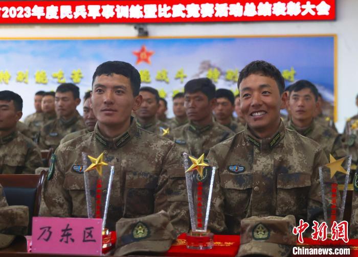 表彰大會(huì)上，獲獎(jiǎng)選手開心瞬間?！敲衫?攝