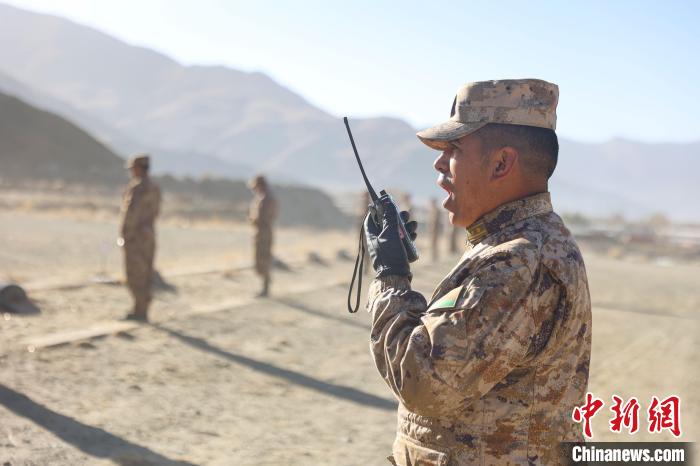 裁判員羅布次仁下達(dá)“臥姿裝子彈”口令?！敲衫?攝