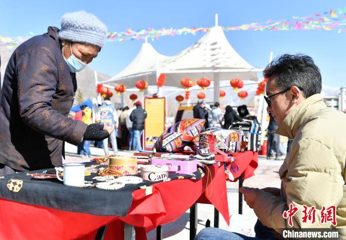 圖為展銷會(huì)現(xiàn)場?！∝暩聛硭?攝