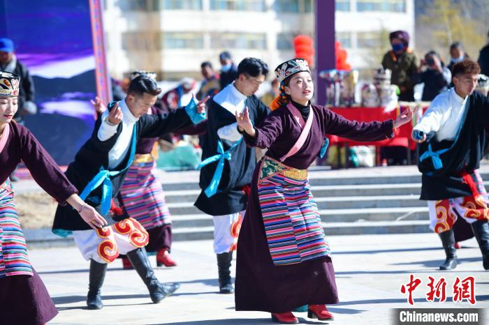 圖為藝術(shù)團(tuán)表演“扎西果諧”?！∝暩聛硭?攝