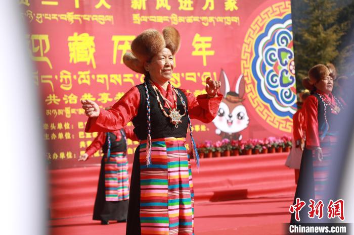 圖為藏歷新年活動現(xiàn)場?！埩?攝