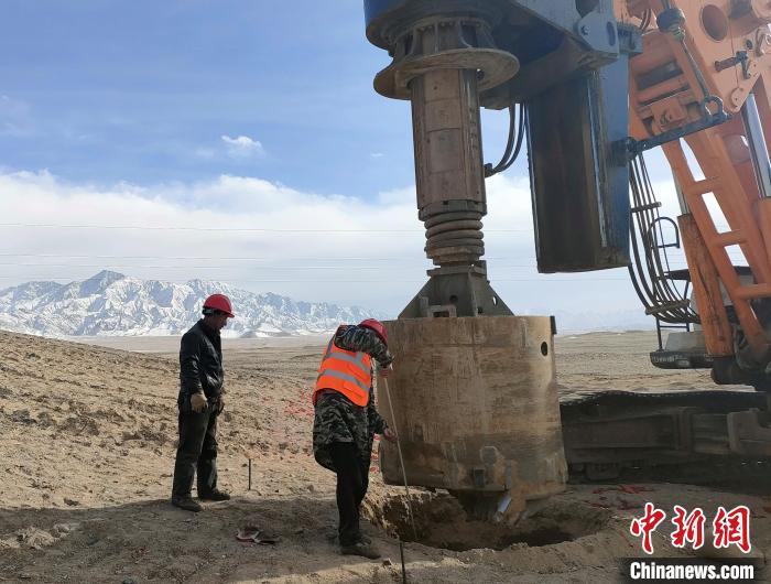 圖為施工人員檢查護(hù)筒高度?！⒁婧?攝