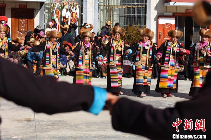 圖為民間藝人表演加麻“果諧”。　倫珠澤仁 攝
