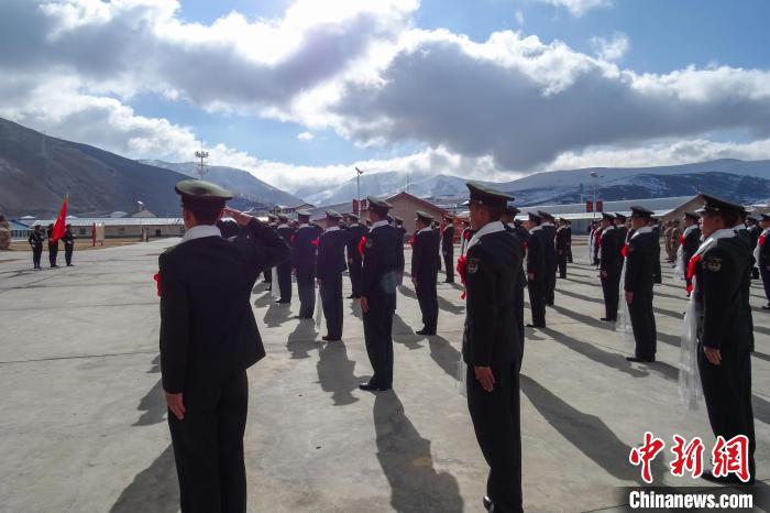 雪山下，退役士兵向軍旗敬軍禮?！±顚W(xué)文 攝