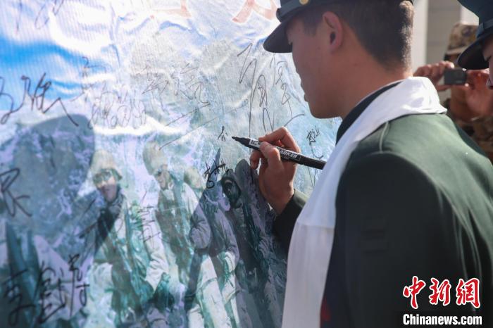 退役士兵簽名留念。　劉俊輝 攝