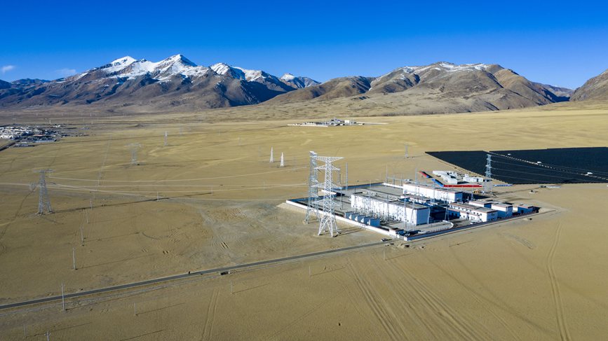 位于海拔4700多米的阿里聯(lián)網(wǎng)工程霍爾變電站。