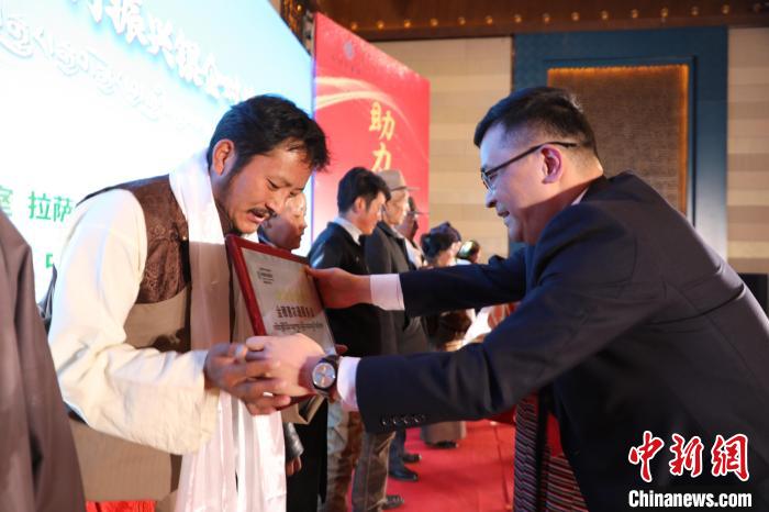 圖為拉薩市銀企對(duì)接洽談會(huì)現(xiàn)場(chǎng)?！「裆愔?攝