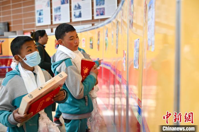 圖為學(xué)生參觀繪畫(huà)展?！≮w朗 攝