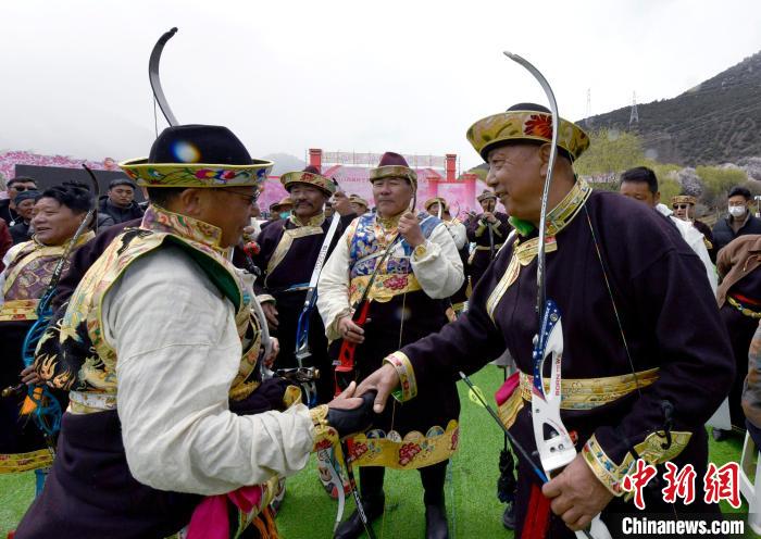3月28日，選手射中靶心后慶祝?！±盍?攝