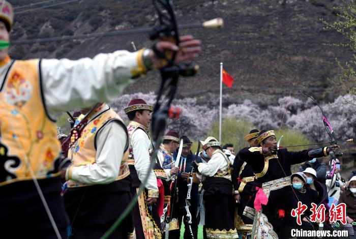 3月28日，選手參加響箭比賽?！±盍?攝